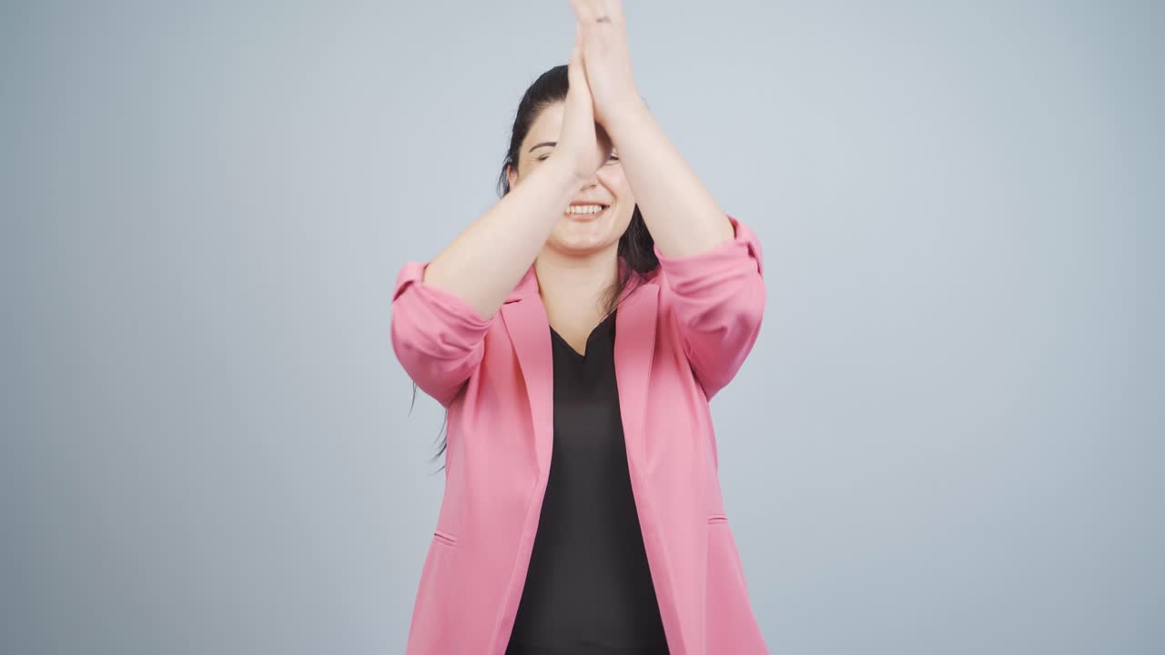 비즈니스 여자가 박수를 치고 있습니다.