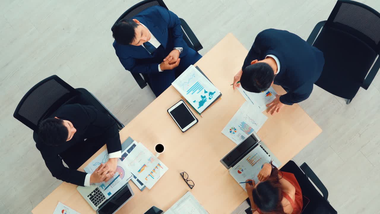 Reunión de un grupo de personas de negocios tomada desde arriba.