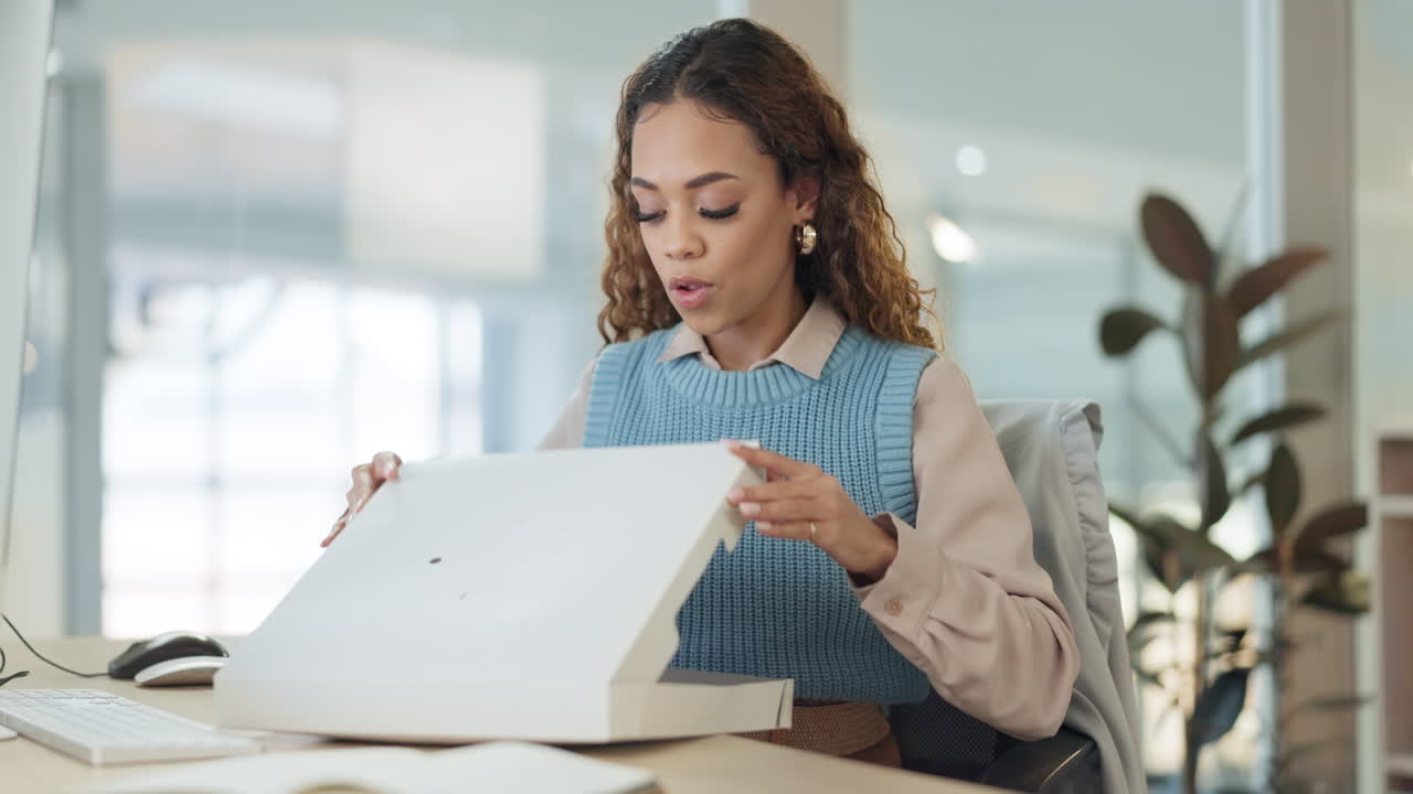 feliz, pizza y entrega de comida con mujer de negocios