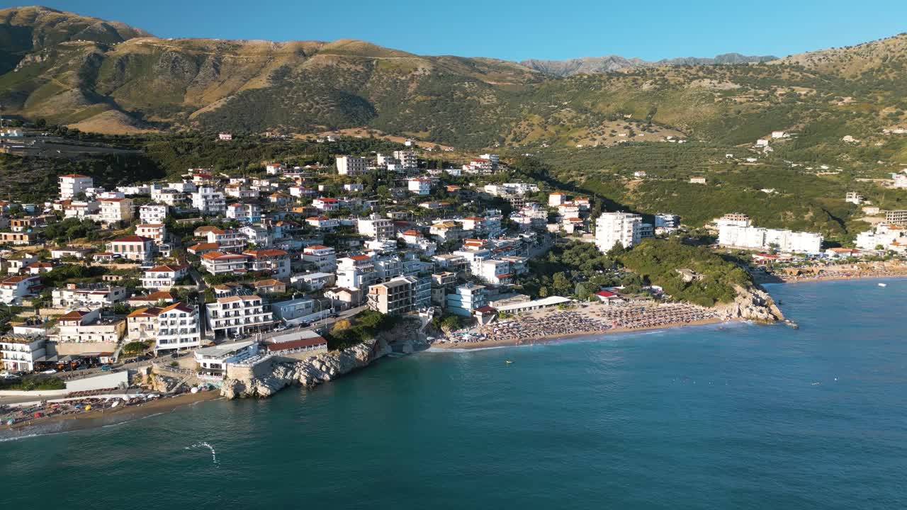 establecimiento cinematográfico de drones filmado sobre la popular playa de himare, albania