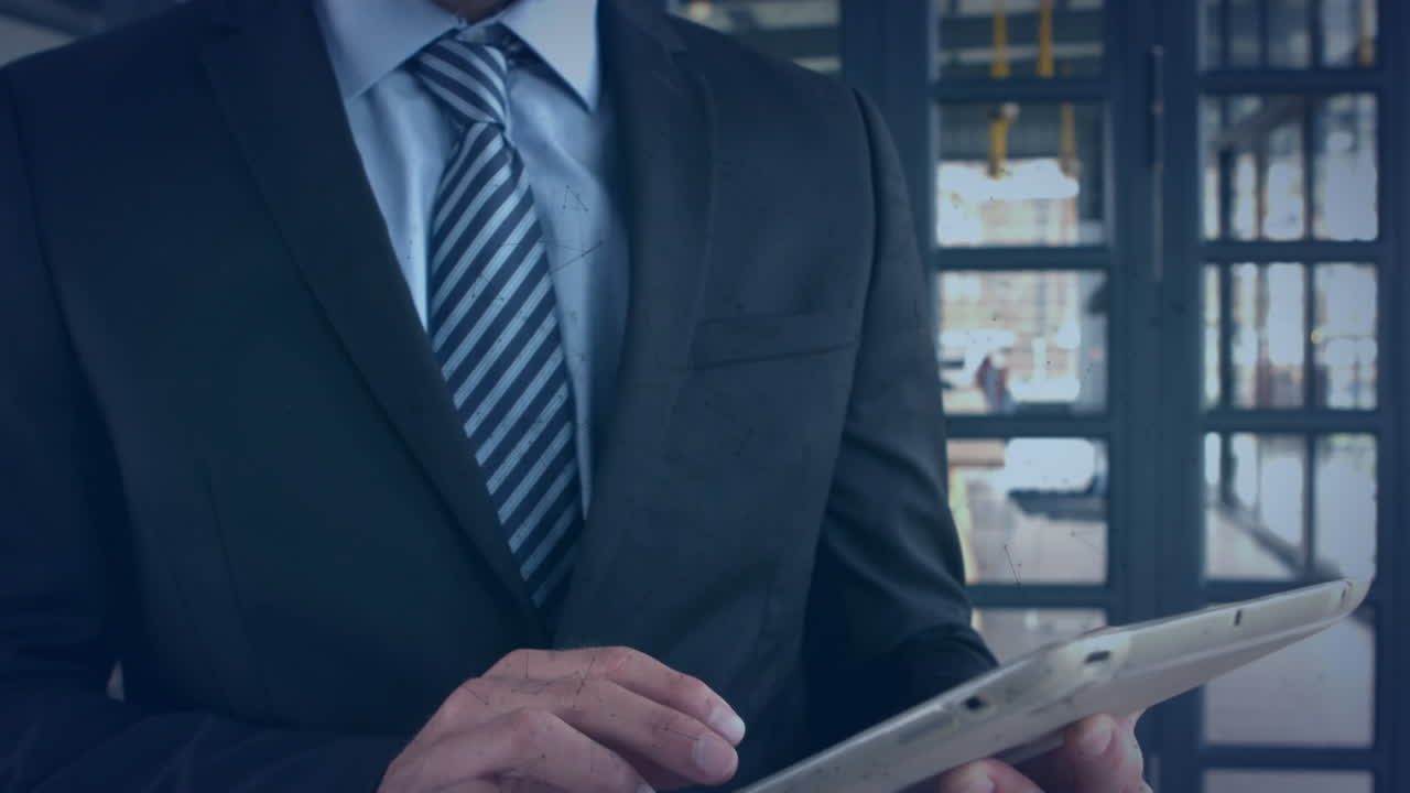 анимация зеленой сети соединений над улыбающимся бизнесменом с помощью планшета