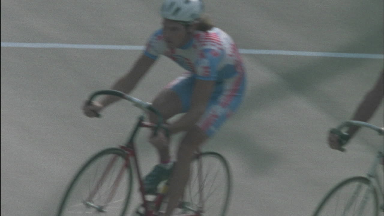 un grupo de hombres monta en una carrera de bicicletas
