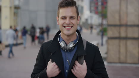 retrato de un joven empresario guapo sonriendo disfrutando del éxito profesional en la ciudad empresario masculino feliz exitoso estilo de vida urbano cámara lenta