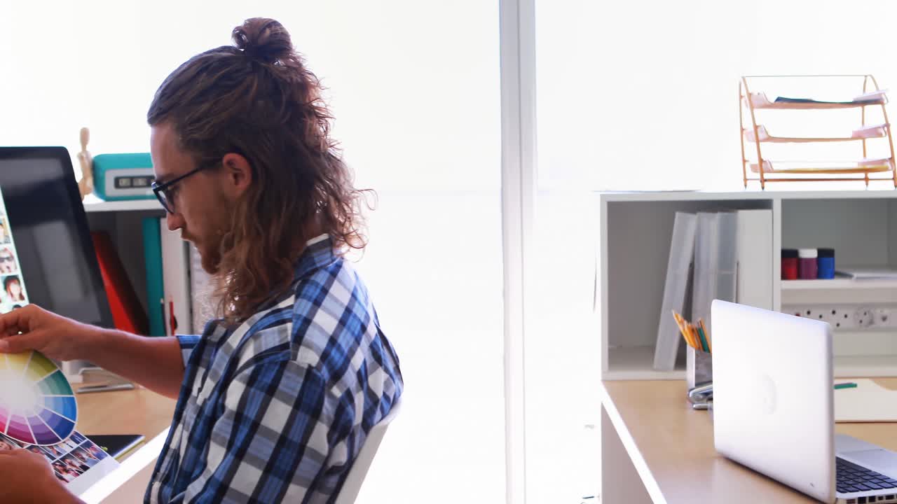 ejecutivo masculino trabajando en su escritorio 4k