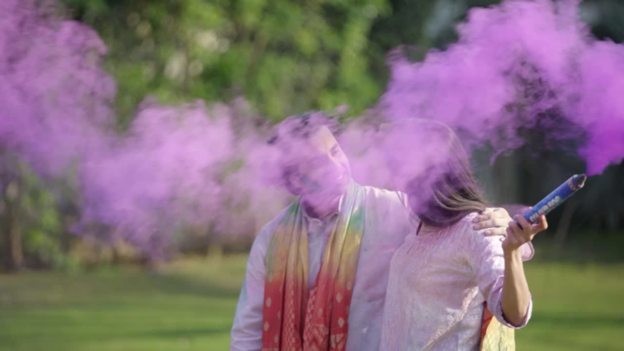 una pareja india romántica disfrutando en un festival de holi