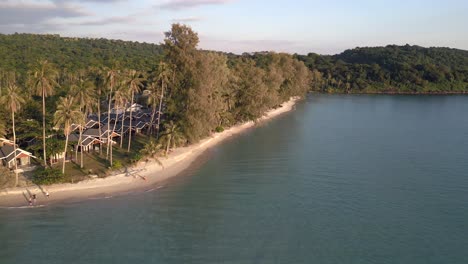 Verlassene-Ghost-Resort-Frau-Sitzt-Am-Strand