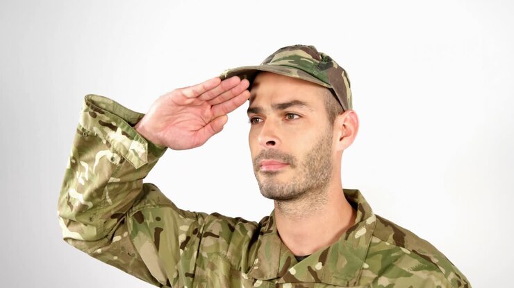 soldato che saluta su sfondo bianco