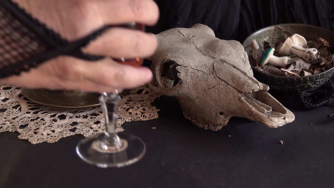 테이블에 있는 마녀 액세서리