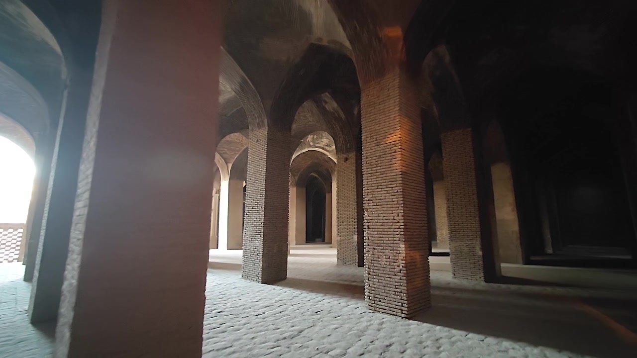 Interno di un'antica sala a volta in mattoni.
