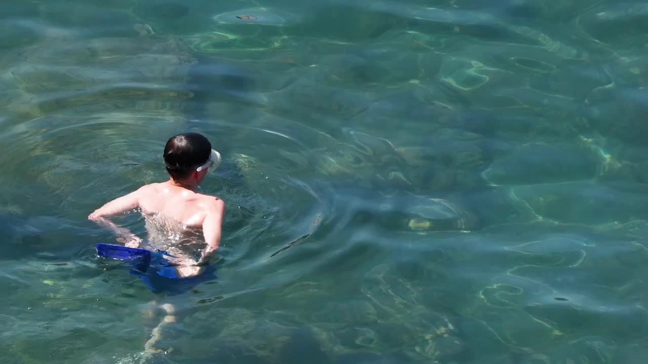 소렌토 근처 의 바다 에서 스노클링 하는 소년