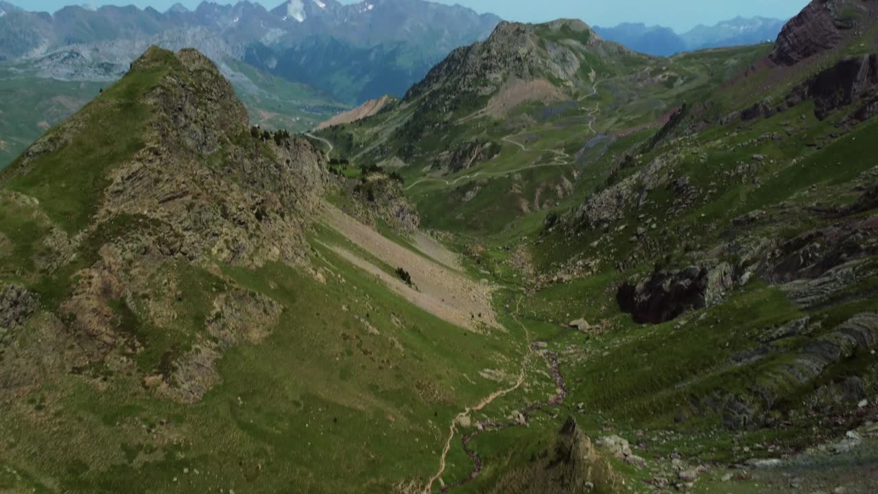 vista aérea de un camino de montaña rocosa en verano