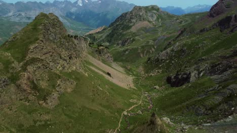 Vista-Aérea-De-Un-Camino-De-Montaña-Rocosa-En-Verano