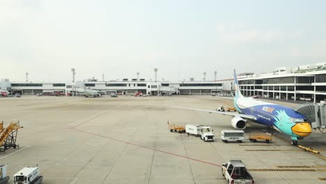 time-lapse of airplane servicing at the gate