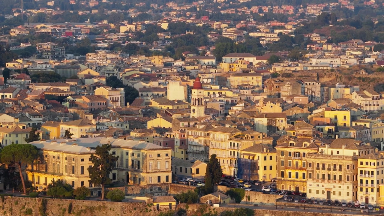 Chiesa di San Spiridione nella città vecchia di Corfù all'alba, edifici con architettura veneziana, ripresa con teleobiettivo, aerea.