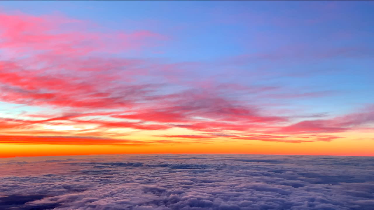 dramático amanecer dorado con hermosas nubes de colores vistas desde el avión que volaba sobre nubes nubladas