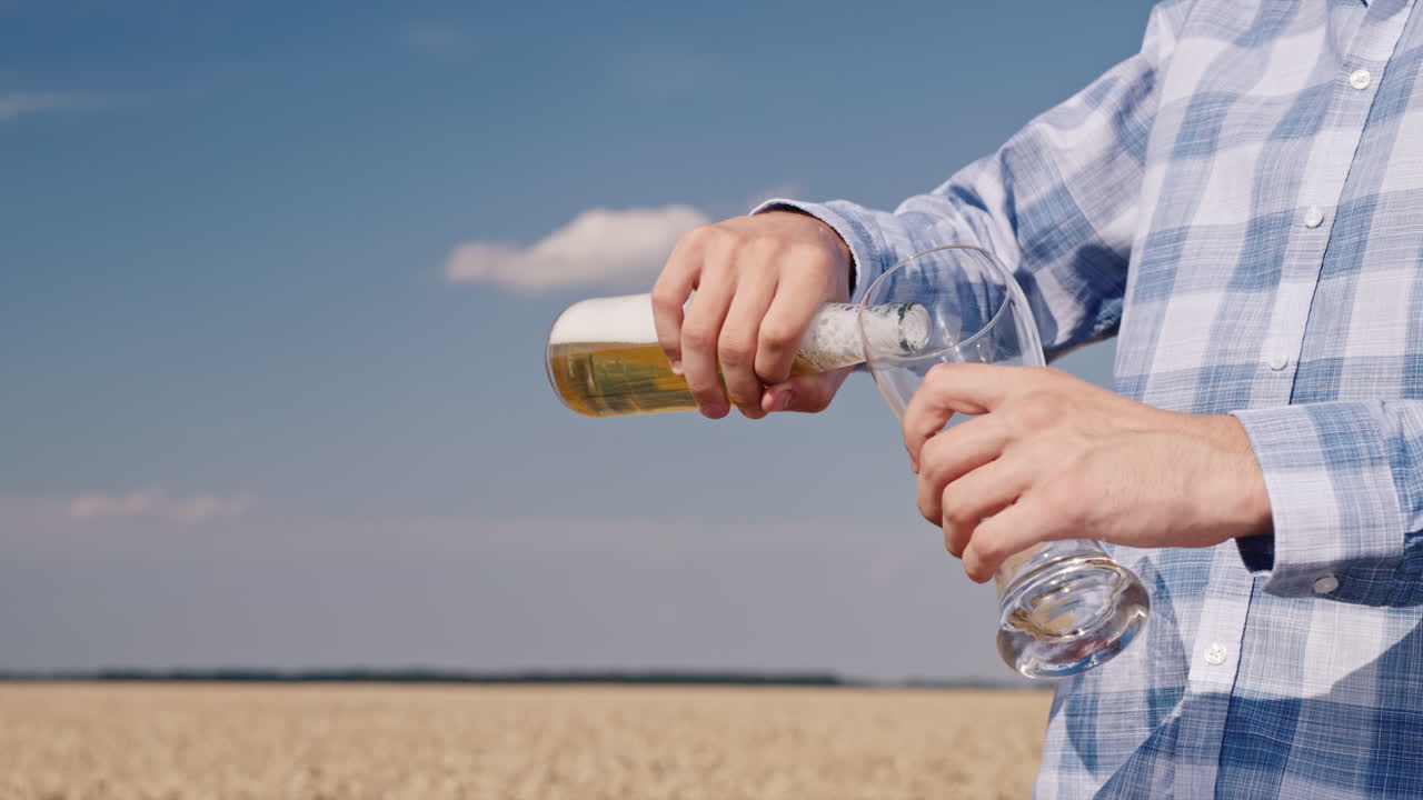 남자는 병에서 유리에 맥주를 붓는다 1