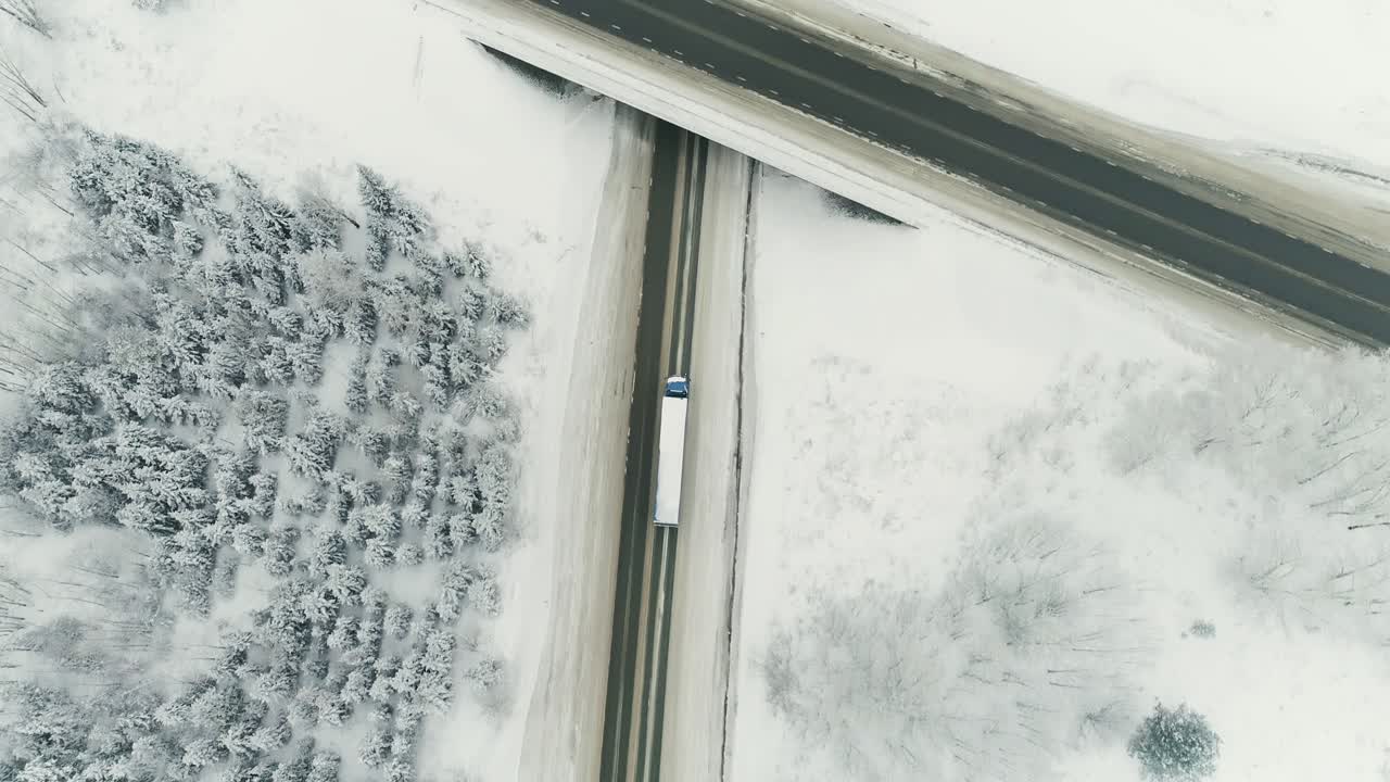 트럭 과 함께 눈 인 고속도로 교차로