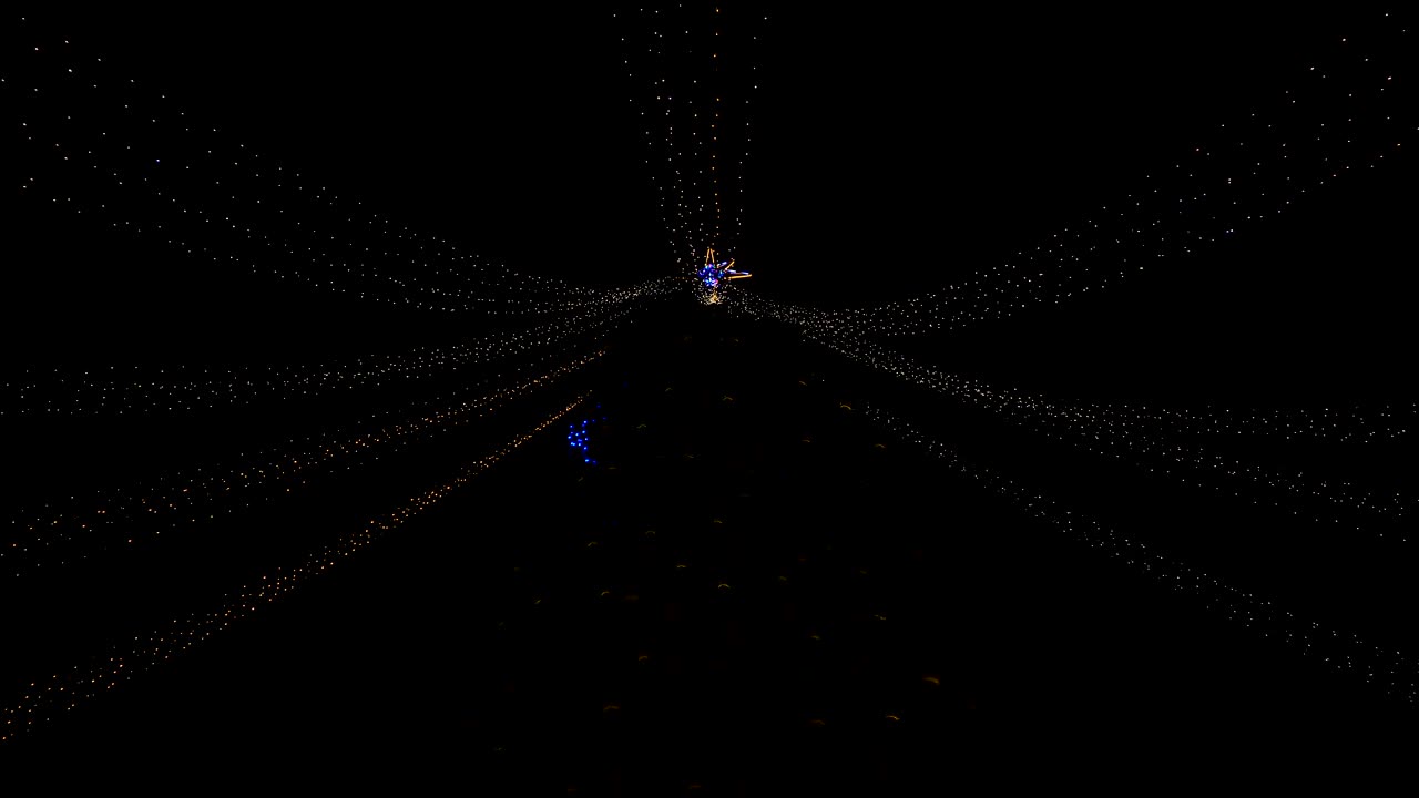 un enorme árbol de navidad está brillando por la noche. árbol de navidad en guirnaldas. fiesta de navidad.