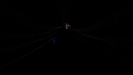 un enorme árbol de navidad está brillando por la noche. árbol de navidad en guirnaldas. fiesta de navidad.