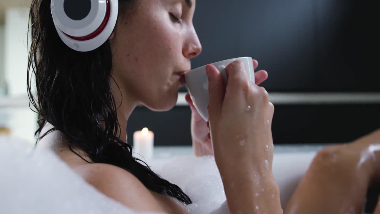 쉬는 시간을 즐기는 젊은 여성