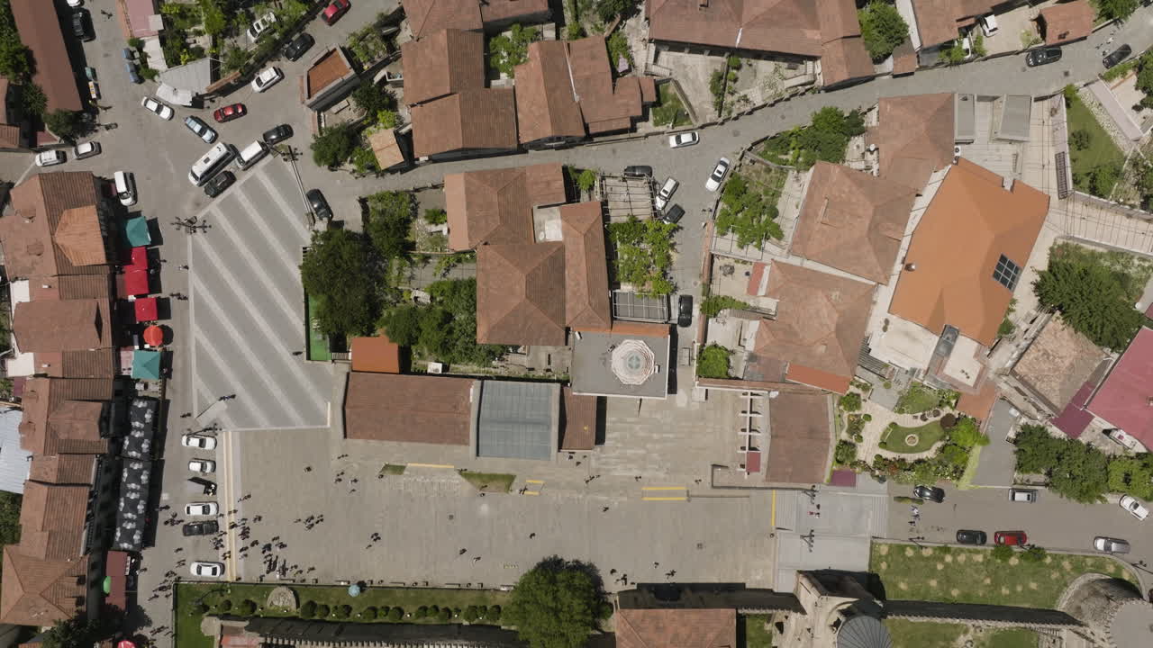 vista de arriba hacia abajo de la catedral de svetitskhoveli en la ciudad histórica de mtskheta, georgia