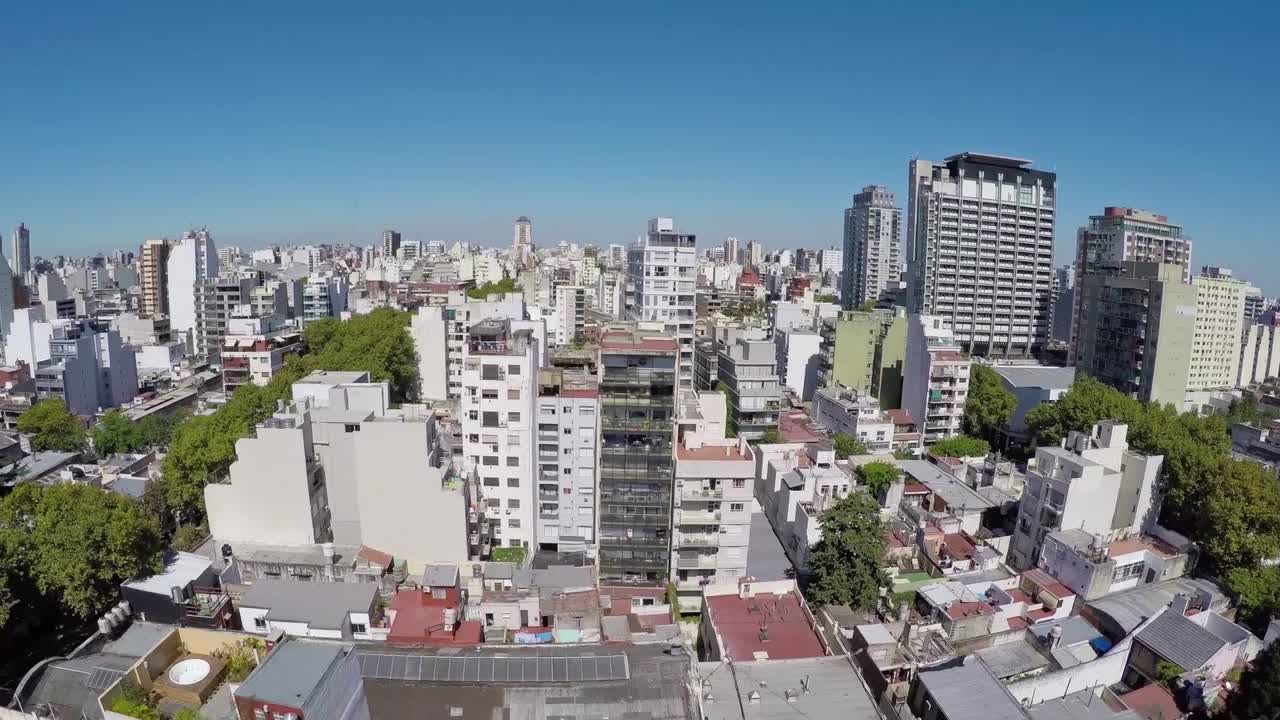 Vista aerea dello skyline di una città con edifici e tetti.
