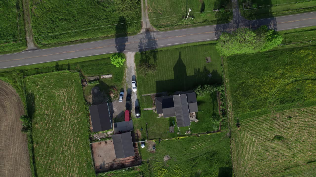 농장에 주차된 작은 집과 자동차의 드론 줌 보기