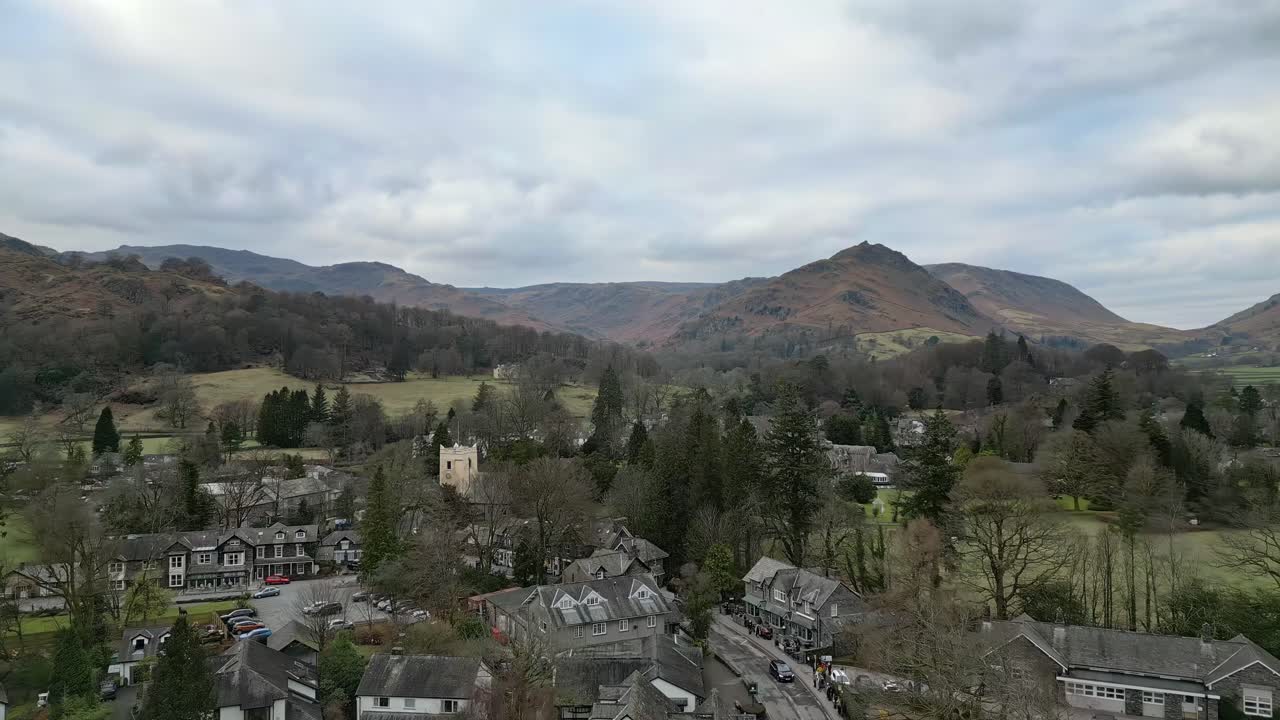 imágenes de video aéreas cinematográficas de grasmere vlllage, probablemente el pueblo turístico más popular de cumbria