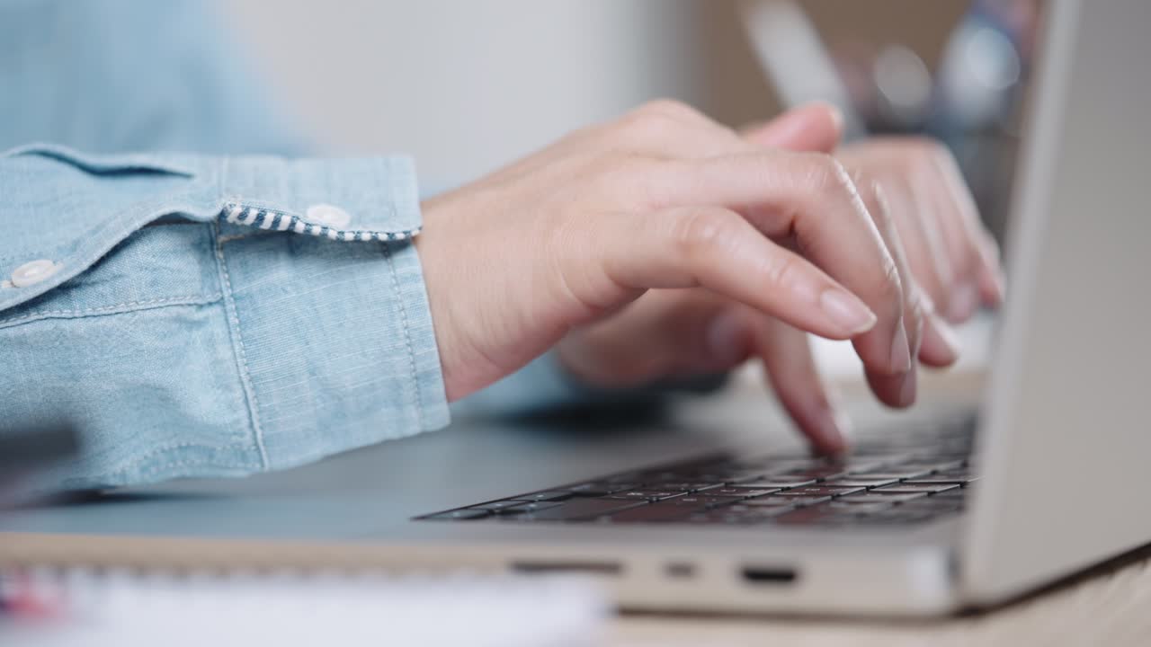 노트북 컴퓨터 키보드에서 정보를 검색하고, 온라인 커뮤니케이션 지원, 마케팅 연구, 밤에 사무실 책상에서 비즈니스 보고서를 입력하는 사업가의 손의 근접 촬영.