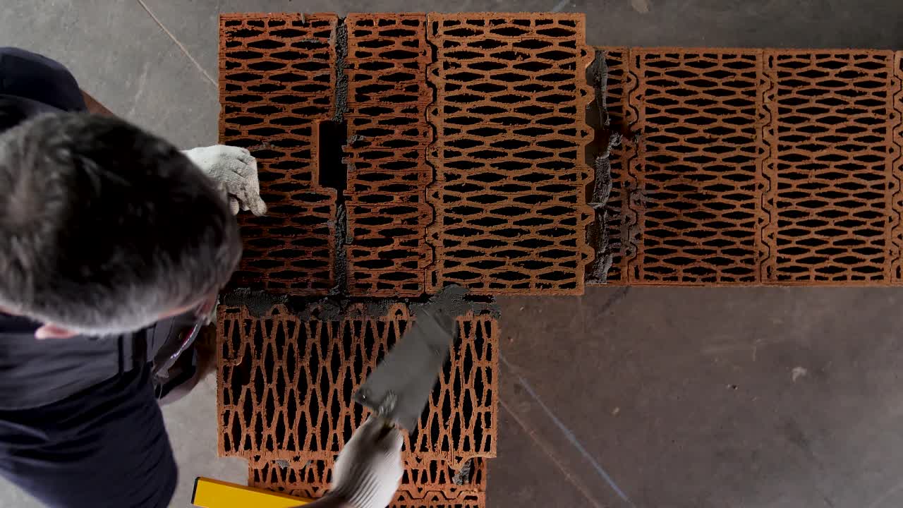 레벨과 모터로 벽돌을 짓는 과정