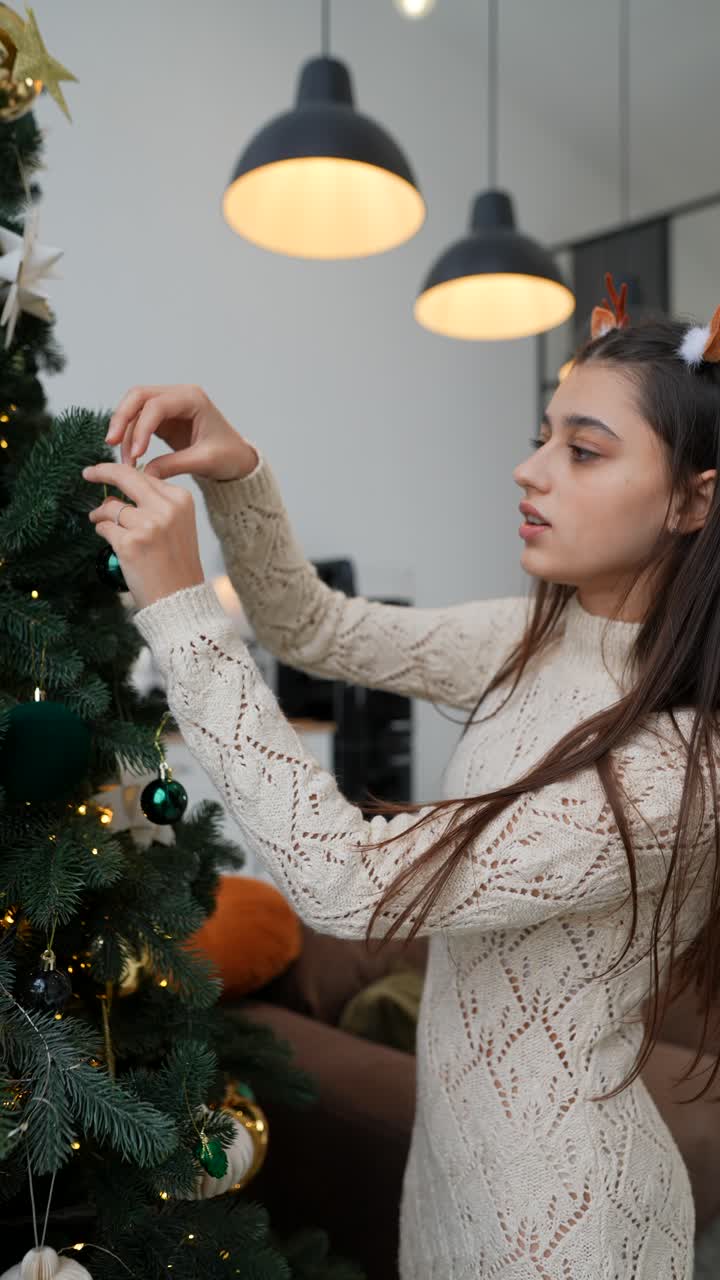 mujer decorando el árbol de Navidad