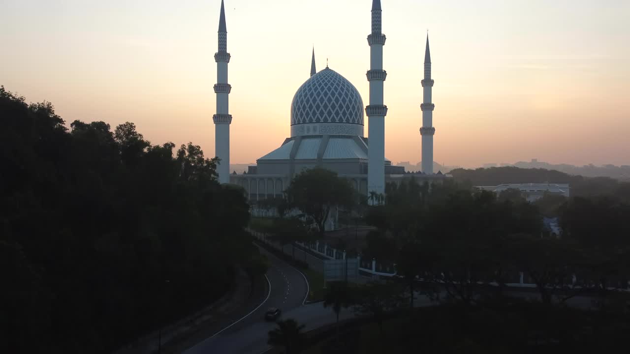 снимок голубой мечети шах-алам снизу вверх