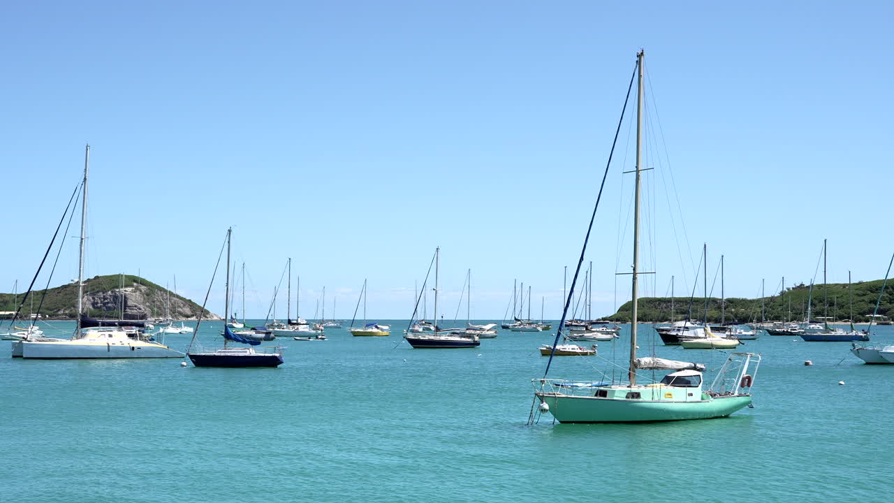 vista tranquila y relajante de los barcos estacionados en el mar