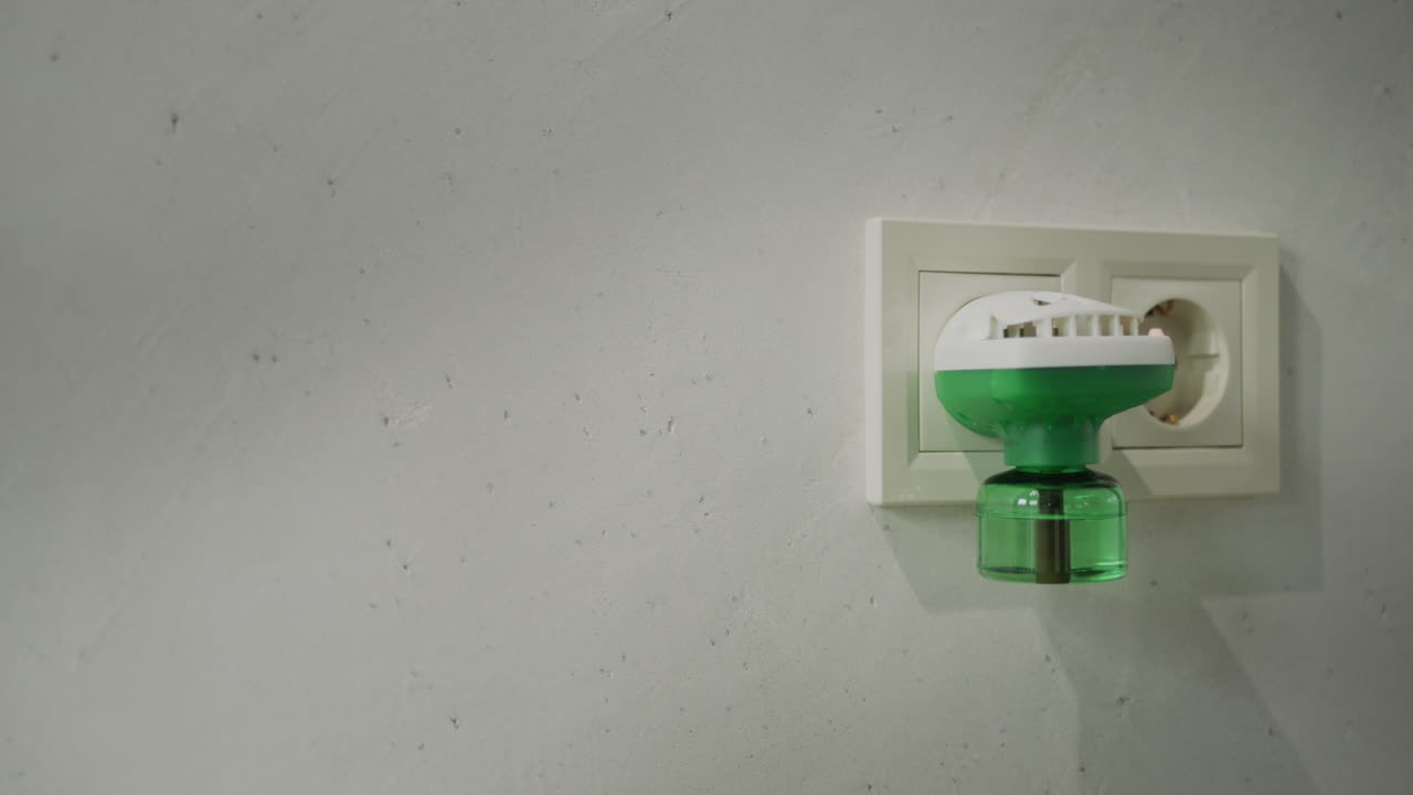 fumigador eléctrico en un enchufe eléctrico en la pared