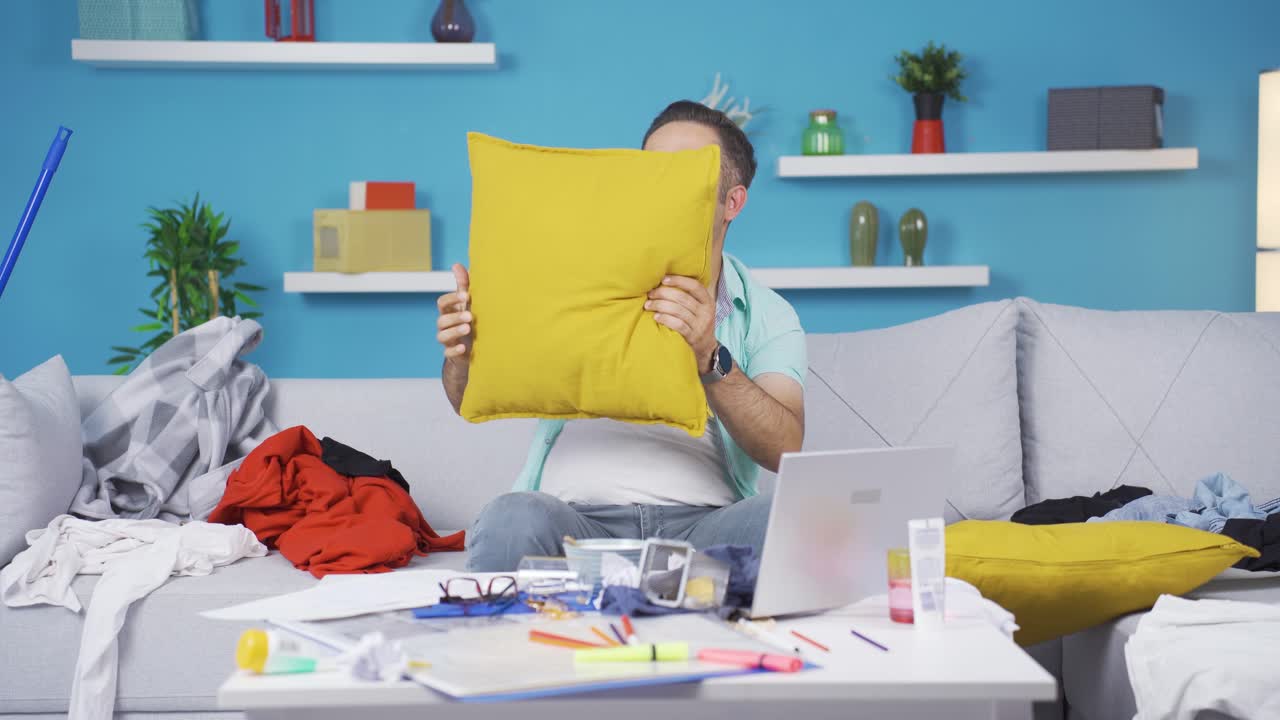 ленивый человек, уставший от жизни.