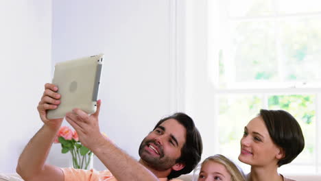 Familia-Feliz-Tomando-Una-Selfie