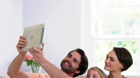 familia feliz tomando una selfie