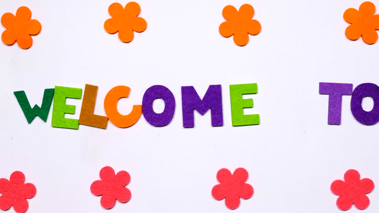 'welcome to'라는 단어는 춤추는 글으로 쓰여져 있습니다.