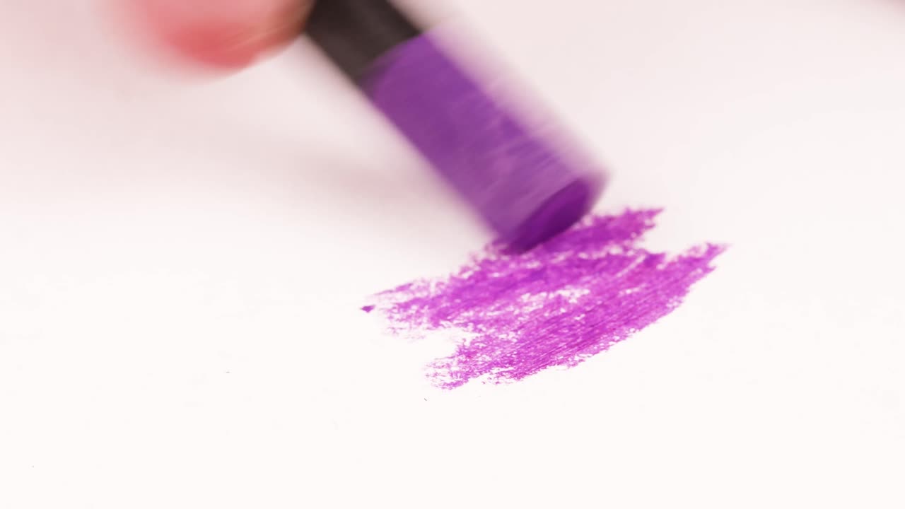 종이에 보라색 크레용으로 그리기