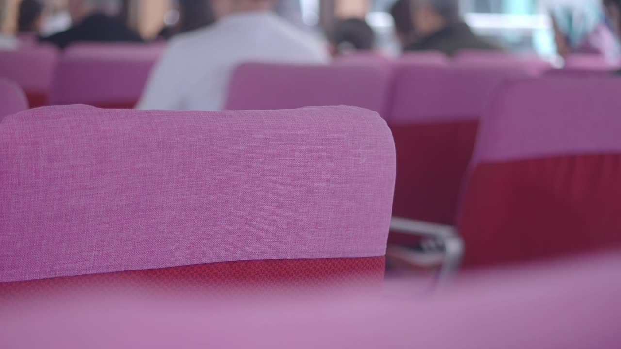 asientos rosados en un ferry