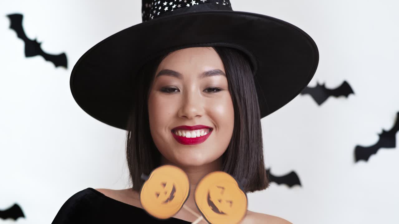 할로윈 의상 을 입은 여자