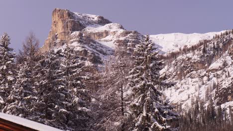 Abetos-Cubiertos-De-Nieve-En-Primer-Plano-Y-Montañas-En-Los-Alpes-Italianos-Dolomitas-Llenas-De-Nieve-Después-De-Una-Fuerte-Nevada