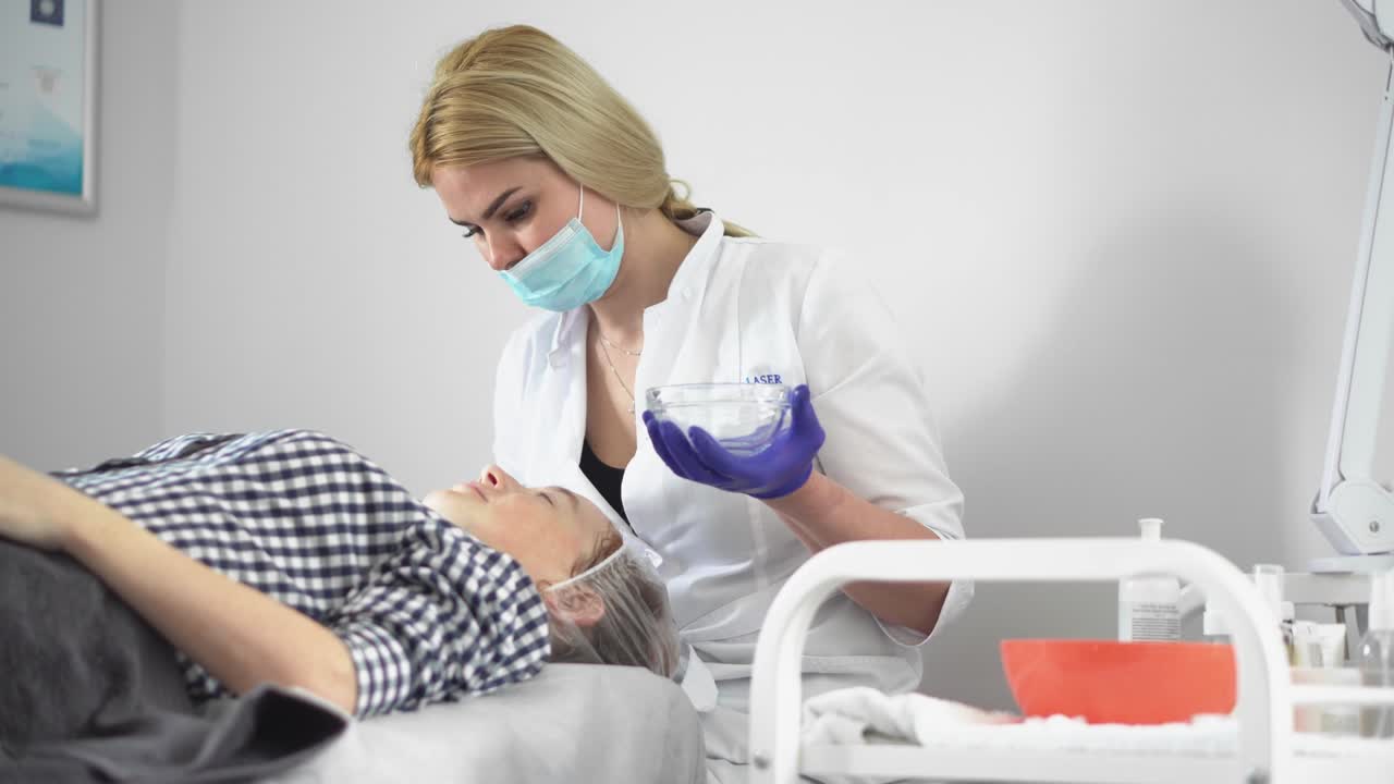 procedimiento de hardware en cosmetología. el cosmetólogo suaviza las arrugas con microcorrientes. peeling, fonoforesis, masaje y lifting facial en una clínica de belleza.