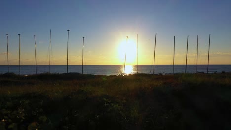 Eine-Fantastische-Flugaufnahme,-Die-Sich-Bei-Sonnenaufgang-Dem-Strand-Nähert