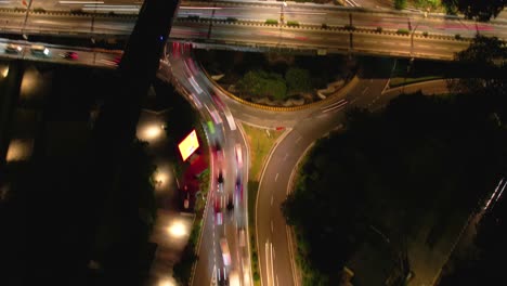tráfico de la ciudad en la carretera y la intersección circular