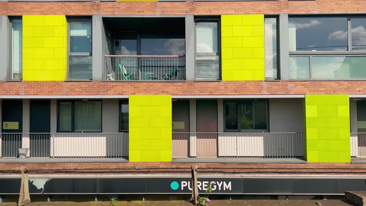 영국 북부 의 도시 를 가로지르면서 집 과 아파트 를 지나가는 열차