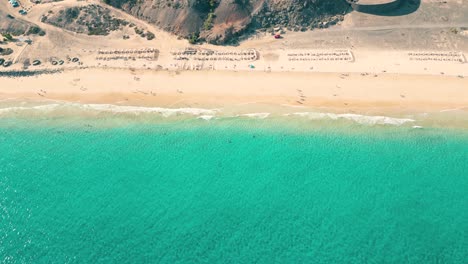 Paisaje-Marino-De-Verano-Hermosas-Olas,-Agua-De-Mar-Azul-En-Un-Día-Soleado