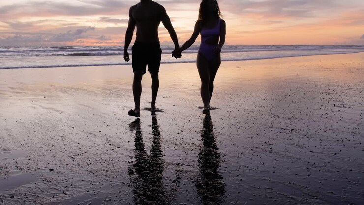 Couple marchant à la plage