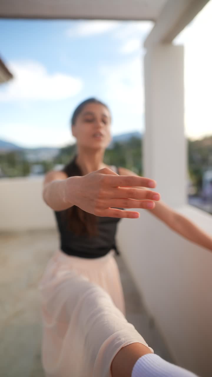 bailarina de ballet en el balcón