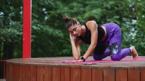 mujer practicando yoga al aire libre